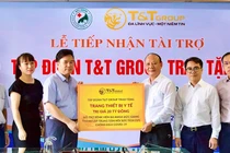 Ông Nguyễn Tất Thắng, Phó Tổng Giám đốc Tập đoàn T&T Group trao ủng hộ cho TS.BS Nguyễn Văn Thường, Giám đốc Bệnh viện Đa khoa Đức Giang.
