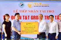 Ông Nguyễn Tất Thắng, Phó Tổng Giám đốc Tập đoàn T&T Group trao ủng hộ cho TS.BS Nguyễn Văn Thường, Giám đốc Bệnh viện Đa khoa Đức Giang.