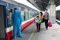 Một số hành khách do chưa đáp ứng được những yêu cầu về phòng dịch Covid-19 nên không được lên tàu.