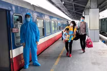 Một số hành khách do chưa đáp ứng được những yêu cầu về phòng dịch Covid-19 nên không được lên tàu.