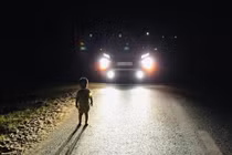 Tài xế giật mình bắt gặp em bé 2 tuổi lang thang lúc 1h sáng