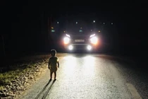 Tài xế giật mình bắt gặp em bé 2 tuổi lang thang lúc 1h sáng