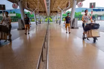 Sân bay Tân Sơn Nhất vắng hoe sau ghi nhận 2 ca dương tính SARS-CoV-2