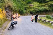 Khỏa thân giữa di sản: Thôi, đừng dị hợm nữa!