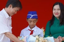  Khen thưởng học sinh vớt rác thông miệng cống trong mưa