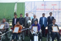 Xe lăn điện tặng cho người khuyết tật
