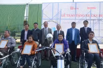 Xe lăn điện tặng cho người khuyết tật