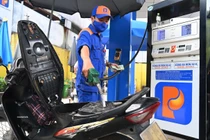 Giá xăng tăng lên mức cao nhất trong 1,5 năm