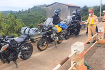 Các "phượt thủ" bị kiểm tra và xử phạt hành chính.