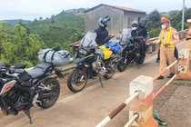 Các "phượt thủ" bị kiểm tra và xử phạt hành chính.