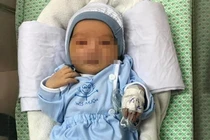 Bé sơ sinh bị mẹ bỏ rơi dưới hố ga đã qua đời