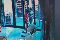 lừa bé gái lấy hết tiền