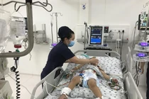 Bé 4 tuổi ngồi sau xe máy, bị đa chấn thương vì va vào tấm ván