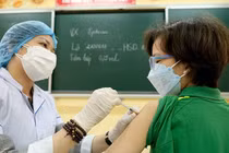 Làm rõ tiêm vắc xin COVID-19 là tự nguyện hay bắt buộc