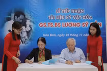  Tiếp nhận kỷ vật của người thầy, bác sĩ đầu ngành tai mũi họng