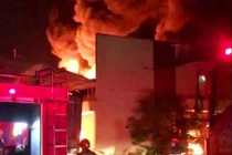 Ngọn lửa bao trùm kho vải nguyên liệu Công ty cổ phần Đồng Tiến tối 11/10.