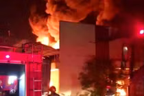 Ngọn lửa bao trùm kho vải nguyên liệu Công ty cổ phần Đồng Tiến tối 11/10.