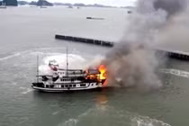 Cháy tàu du lịch tại Quảng Ninh