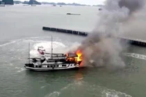 Cháy tàu du lịch tại Quảng Ninh