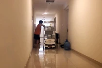 Robot đưa thức ăn, khử khuẩn, giúp bác sĩ theo dõi bệnh nhân Covid-19