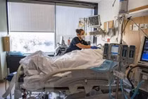 Gần một nửa người bị hội chứng COVID-19 kéo dài có viêm cơ não tủy