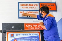 Giá xăng giảm hơn 1.000 đồng/ lít, giá dầu tăng mạnh
