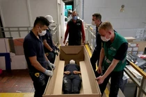 Nhà tang lễ quá tải, công ty Colombia tính sản xuất hàng loạt 'giường quan tài'