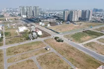 Thị trường quyền sử dụng đất ở Việt Nam chịu tác động bởi các nhân tố khác ngoài pháp luật. 