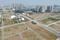 Thị trường quyền sử dụng đất ở Việt Nam chịu tác động bởi các nhân tố khác ngoài pháp luật. 