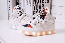 Giầy dép có đèn nhấp nháy… làm hại trẻ