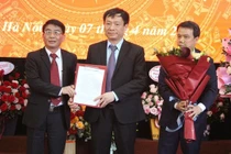 Ông Lê Mạnh Cường nhận quyết định bổ nhiệm là phó giám đốc Học viện Y dược học cổ truyền Việt Nam kiêm giám đốc Bệnh viện Tuệ Tĩnh 