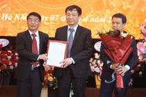 Ông Lê Mạnh Cường nhận quyết định bổ nhiệm là phó giám đốc Học viện Y dược học cổ truyền Việt Nam kiêm giám đốc Bệnh viện Tuệ Tĩnh 