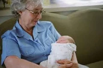 Mẹ vợ trông cháu đòi “lương” 5 triệu