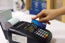 Từ ngày 1/9, giảm 50% phí chuyển tiền liên ngân hàng 