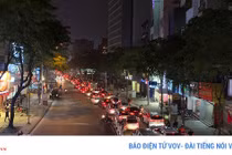 Dòng xe cộ cuồn cuộn đội mưa rét ngày cận Tết Canh Tý 2020