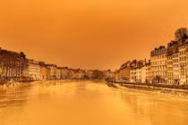 Bầu trời châu Âu chuyển màu cam vì bụi từ sa mạc Sahara