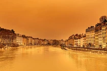 Bầu trời châu Âu chuyển màu cam vì bụi từ sa mạc Sahara