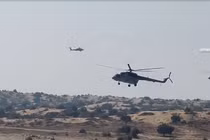 Video Apache AH-64E Mỹ cùng đội hình chiến đấu với Mi-17 Nga ở Ấn Độ