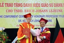 Giáo sư danh dự phải có bằng tiến sĩ