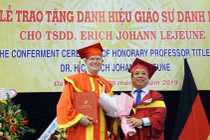 Giáo sư danh dự phải có bằng tiến sĩ