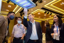 Khách mời trải nghiệm giải pháp chiếu sáng Philips AquaAdvance 260W dành cho Tôm tại hội thảo.