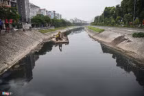 Sông Tô Lịch lại đen kịt sau ít ngày nước đổi màu lạ lẫm