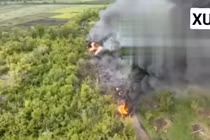 Đoàn xe vận tải quân sự Nga bị phá hủy trên vùng Luhansk. Ảnh màn hình