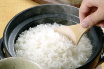 Cơm lâu thiu nhờ giấm, muối