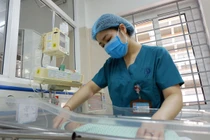 Bé sơ sinh bị bỏ rơi dưới hố ga bị nhiễm trùng máu nặng, phải thở máy