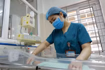 Bé sơ sinh bị bỏ rơi dưới hố ga bị nhiễm trùng máu nặng, phải thở máy