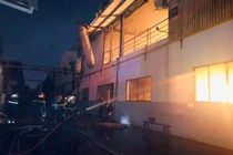 TPHCM: 33 lính cứu hoả bị thương trong lúc chữa cháy