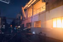 TPHCM: 33 lính cứu hoả bị thương trong lúc chữa cháy