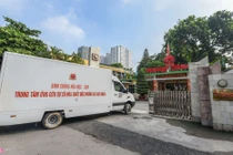 Dàn xe quân đội đến Rạng Đông tẩy độc