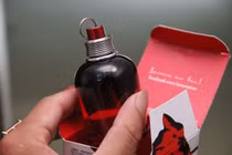 Nước hoa tiếp xúc với ánh sáng dễ hỏng